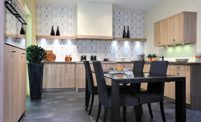 Einbauküche mit Holzfronten, passender Arbeitsplatte und Hausgeräten - wäre das nicht was für Sie in Suckow oder Sarmstorf. Einbauküche mit Holzfronten, passender Arbeitsplatte und Hausgeräten - wäre das nicht was für Sie in Suckow oder Sarmstorf.